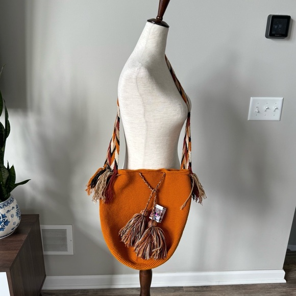 NWT! Colombian Mochila Wayuu Unicolor Rusty Yellow Woven Bucket Shoulder Bag - Picture 4 of 9